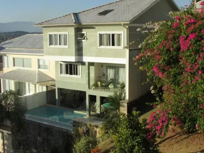 Casa de Luxo em Nova Iguaçu, condomínio fechado, 5 Suítes, 450mts2