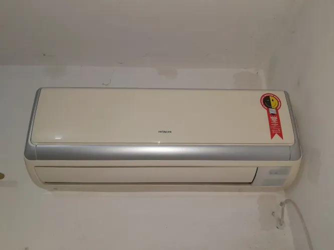 SPLIT HITACHI 9.000 BTUS 220V