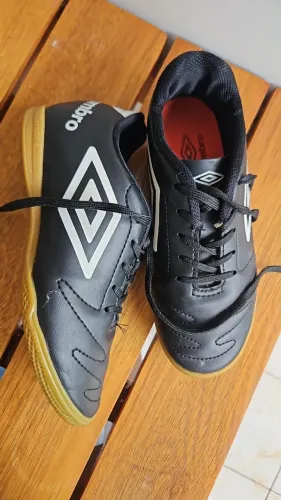 Chuteira Umbro tam 33
