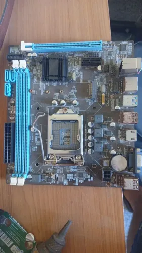 Placa mãe + memórias e processador. 