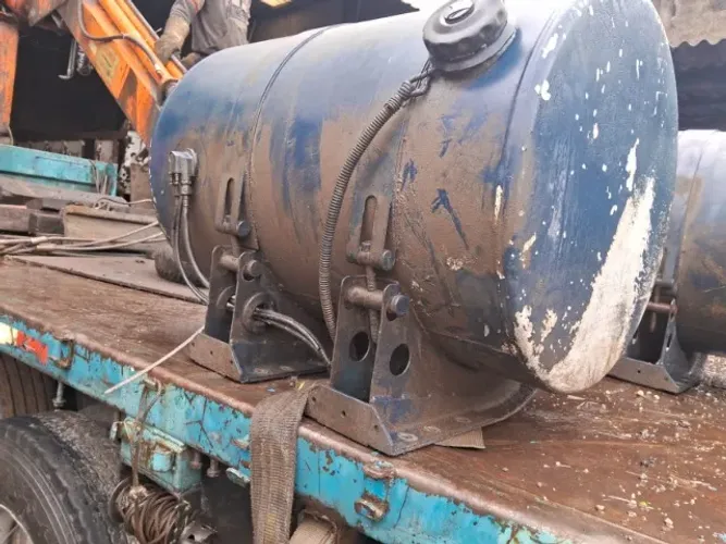 Dois Tanques com suporte completo e boia do volvo EDC aluminio mais esta pintado 