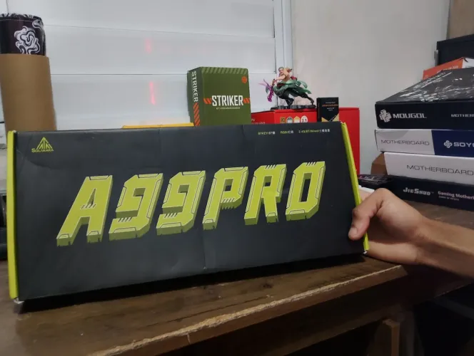 Teclado mecânico com Gif personalizável