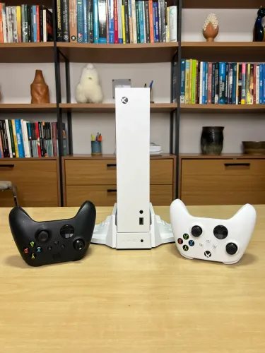 Xbox Series S + 2 Controles + Base Cooler
