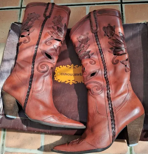 Bota Cravo e Canela 