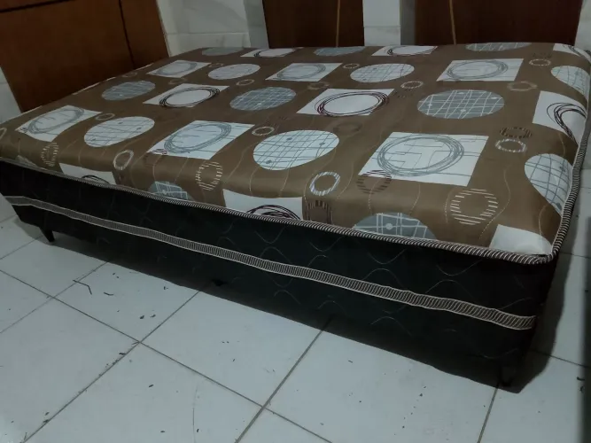 Vende-se cama box de casal com colchão acoplado nela com 10 cm de altura de espuma 