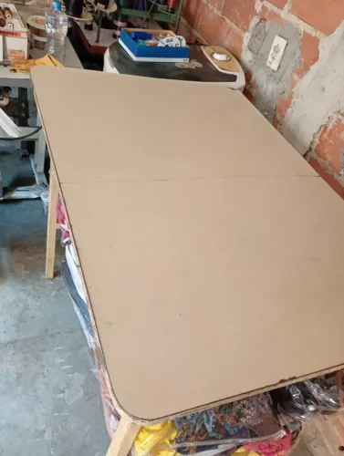 Mesa de metal para confecção para passar com caldeira ou cortar roupa