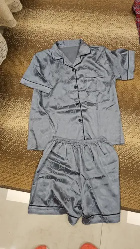 Pijama manga e calça curta cinza de cetim tamanho M