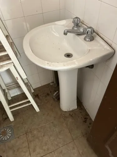Conjunto de cerâmica para banheiro cor branca