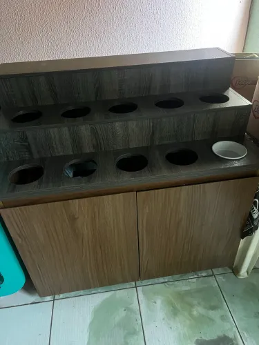 Balcão de gôndolas com tigela para sorveteria