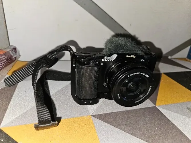 Camera Sony ZVE10 com case + 4 baterias