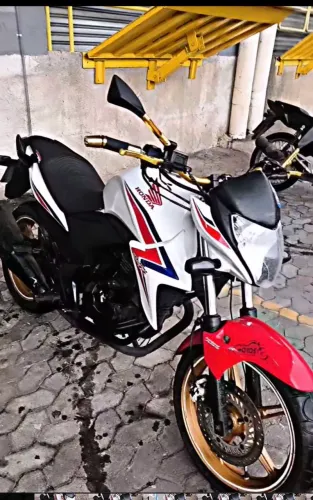 Honda CB300R Capitão América