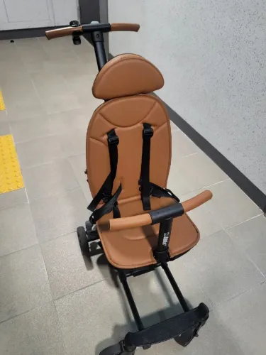 Carrinho pra bebê C2M New Able Stroller Plus (Triciclo) na cor marrom