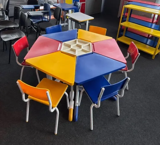 Conjunto Trapezio Infantil C-6 e 1 Mesa Central