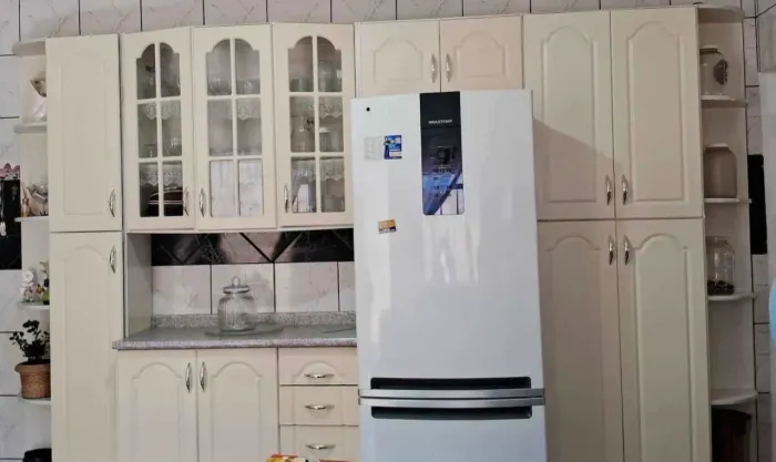 Armário de cozinha clássico com porta de vidro