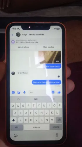 Vendo um iPhone 11 na carcaça do 17  