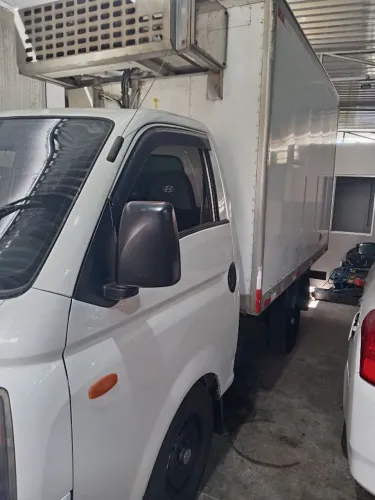 Vendo troco HR 2014 com baú frio-10° JÁ FINANCIADA
