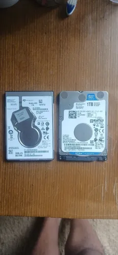 HD Western Digital Blue de 1TB e 01 HD Seagate mobile HDD 1TB 2.5