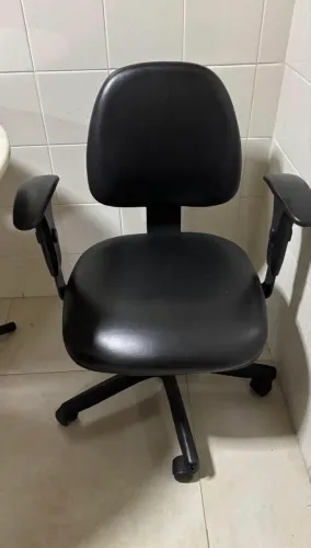 Cadeira preta em couro ecológico ideal para escritório e sala de estudos e reuniões.