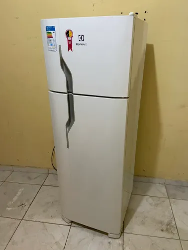 Geladeira Electrolux DC35A seminova