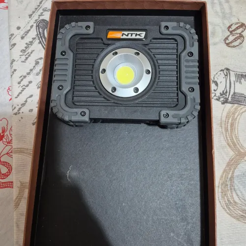 Lanterna holofote focus 10w 800 lúmens da NTK, portátil ideal para camping e emergências.
