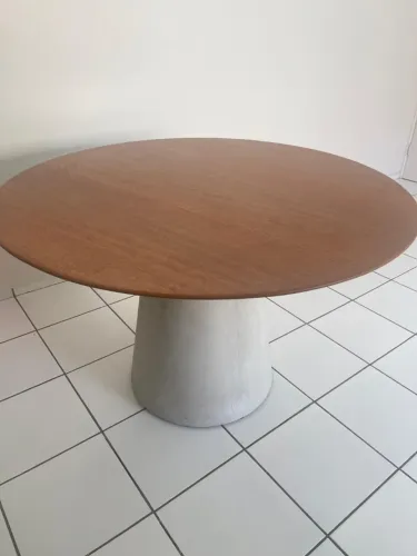 Mesa de Jantar Tampo madeira Freijó e Base Cimento queimado - 6 lugares