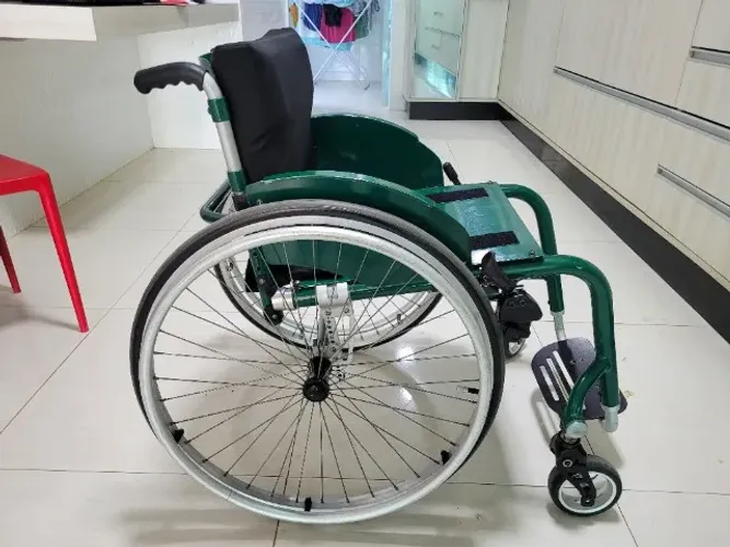VENDO CADEIRA DE RODAS M3