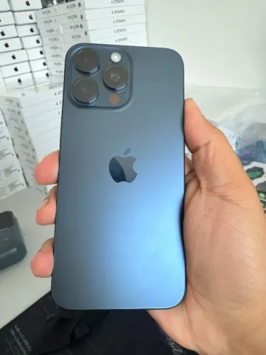 ? iPhone 15 Pro Max 256GB Azul Seminovo | 90% Bateria