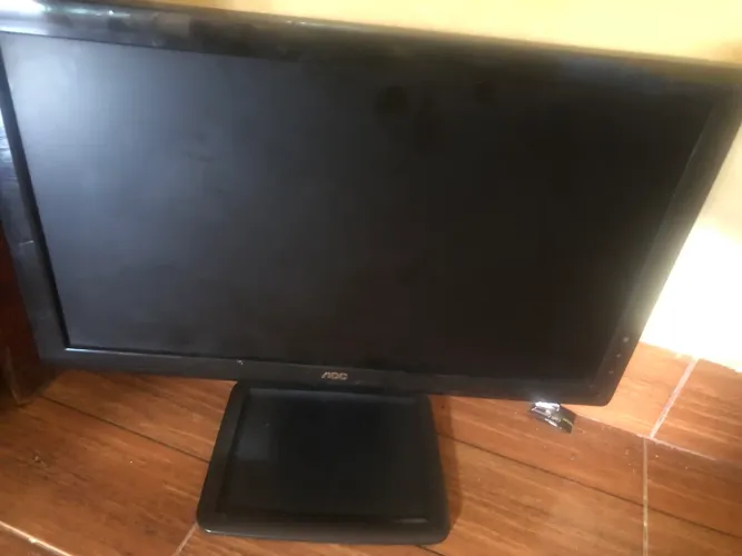 Monitor AOC 22 polegadas com suporte articulado de mesa