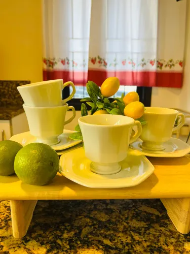 4 Xícaras de café com pires