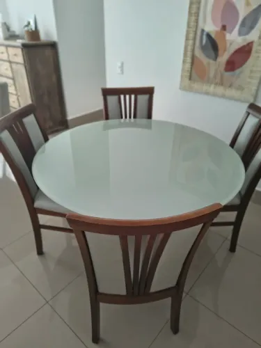 Mesa de Madeira com 4 cadeiras