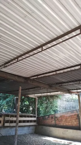 Vendo essa cobertura completa com estrutura metálica