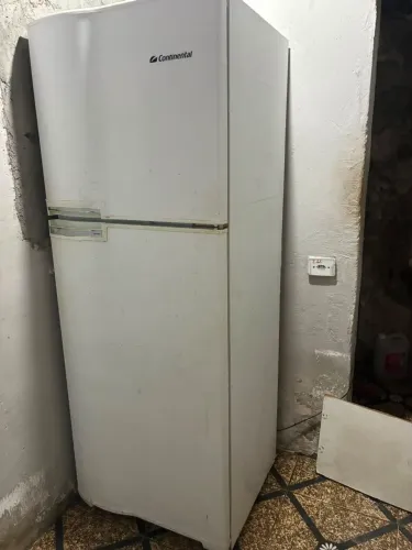 Geladeira com alguns defeitos R$100,00