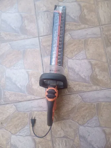 Aparador de Grama e Cerca Viva BLACK+DECKER, modelo BEHTS401-B2