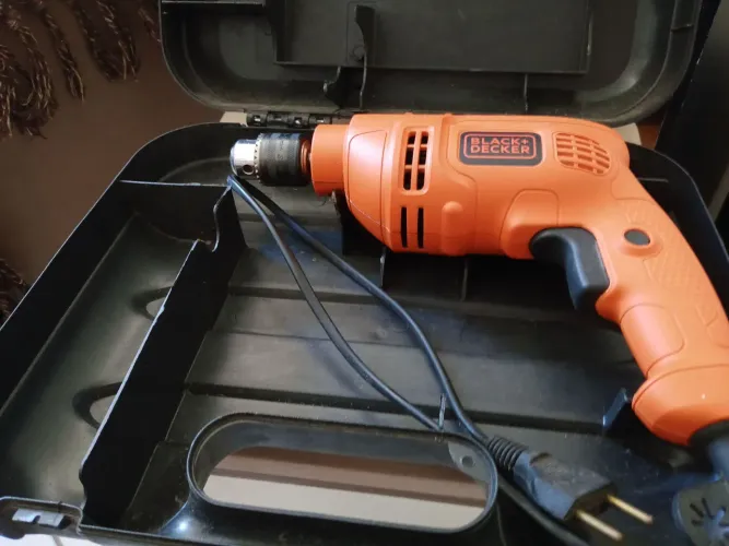 Furadeira de impacto Black + Decker