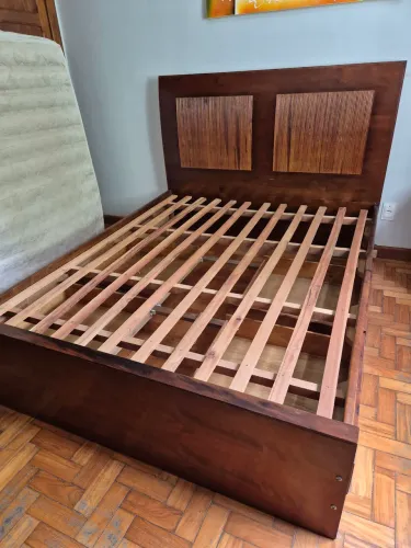 Cama casal semi nova