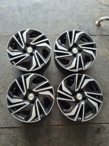Rodas de ferro 15 + calotas tudo bem novinho e original da Chevrolet (1.000 em 3× no ct