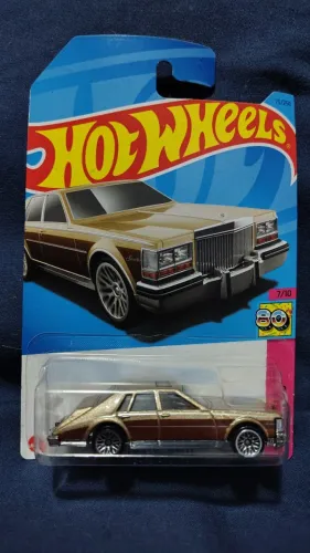 Carrinho Hot Wheels Cadillac Seville dourado