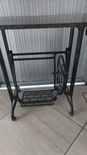 Pedal de mesa de costura.