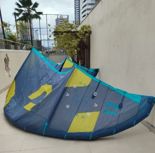 Equipamento completo kitesurf duotone evo tamanho 13, barra, bomba, trapézio e prancha 145