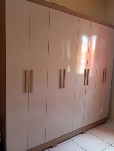 Guarda roupa 8 portas pouco tempo de uso
