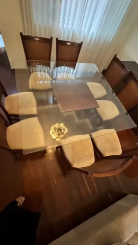 Mesa quadrada de vidro com base em madeira