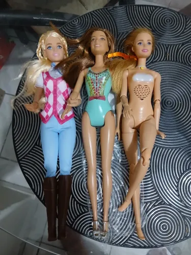 Lote de bonecas barbies. $250