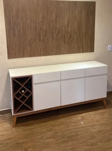 Buffet com espaço pra vinho