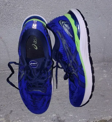 tênis de corrida ASICS GEL-Cumulus 23. 
