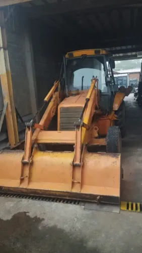 Retroescavadeira 4x2 JCB 214E