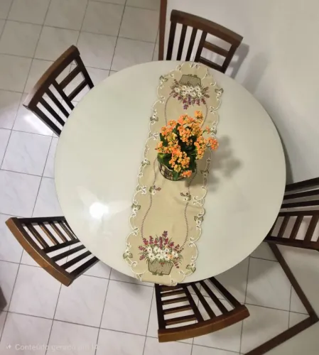 Mesa com tampo redondo e cadeiras