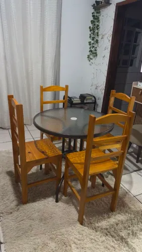Mesa de jantar com 4 cadeiras