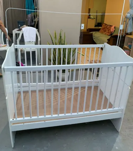 Berço 2 em 1 Branco em MDP (Vira Mini Cama) + Suporte para Mosquiteiro