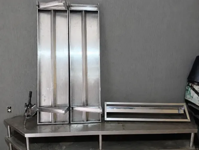 Vende se bancada e prateleira inox