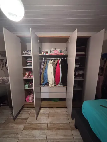 Roupeiro 4 Portas Grande Bege com Marrom - Excelente espaço